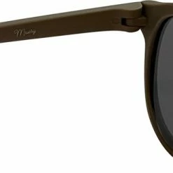 Gloednieuw 💯 Maesy - Baby Zonnebril Bowi - Dreumes En Peuter - 1-3 Jaar - Flexibel Buigbaar - Verstelbaar Elastiek - Gepolariseerde UV400 Bescherming - Unisex Babyzonnebril Rond - Taupe Bruin 🥰 -Bergstein Shop 550x329 1