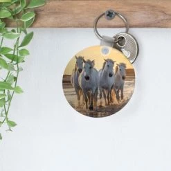 Promo ⌛ TheKeyMeister Sleutelhanger - Paarden - Water - Strand - Dieren - Plastic - Rond - Uitdeelcadeautjes - Sinterklaas Cadeautjes - Uitdeelcadeautjes Voor Kinderen - Schoencadeautjes - Kleine Cadeautjes 🥰 -Bergstein Shop 550x366 18