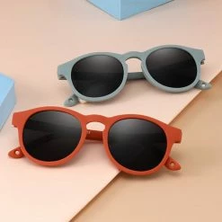 Gloednieuw 💯 Maesy - Baby Zonnebril Bowi - Dreumes En Peuter - 1-3 Jaar - Flexibel Buigbaar - Verstelbaar Elastiek - Gepolariseerde UV400 Bescherming - Unisex Babyzonnebril Rond - Taupe Bruin 🥰 -Bergstein Shop 550x516