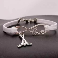 Aanbiedingen ⌛ 12Getit Armbandje Wit Met Hockey Hangertje 👍