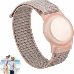 Kopen 🎉 Consumerce® Premium Armband Geschikt Voor Apple AirTag Voor Kinderen Met Klittenband Sluiting Rose | AirTag-sleutelhanger Hoesje Kind | Polsband GPS Horloge Kind | Tracker Houder Armband | Trackers Band | Kinder Horloge | Peuter | GPS Senioren ✔️