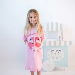 Beste recensies van ๐ Fun2Wear - Flamingo Nachthemd - Roze - Maat 122/128 - Meisjes โจ